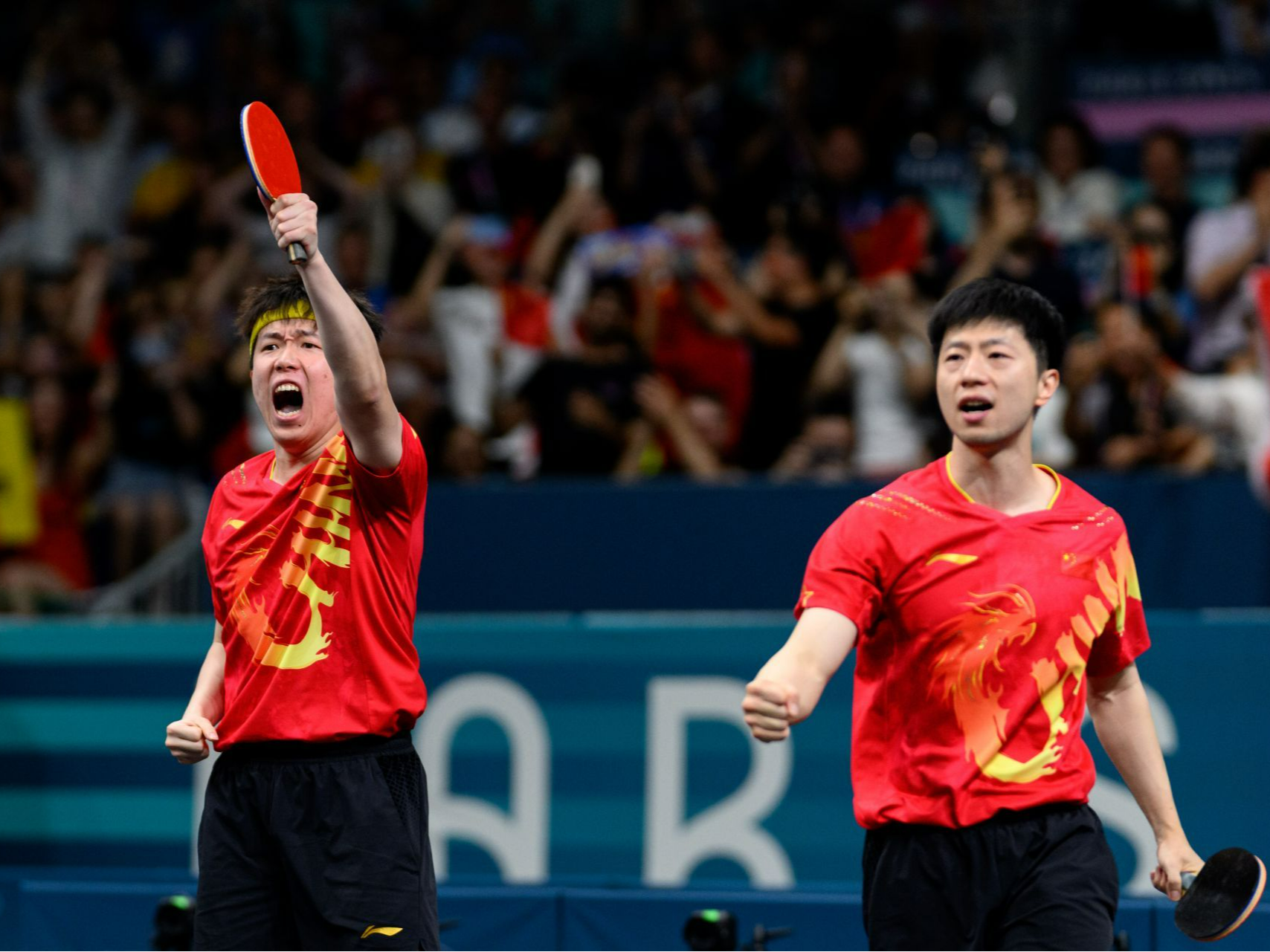 争夺金牌激烈，运动员斗志高昂咬牙坚持