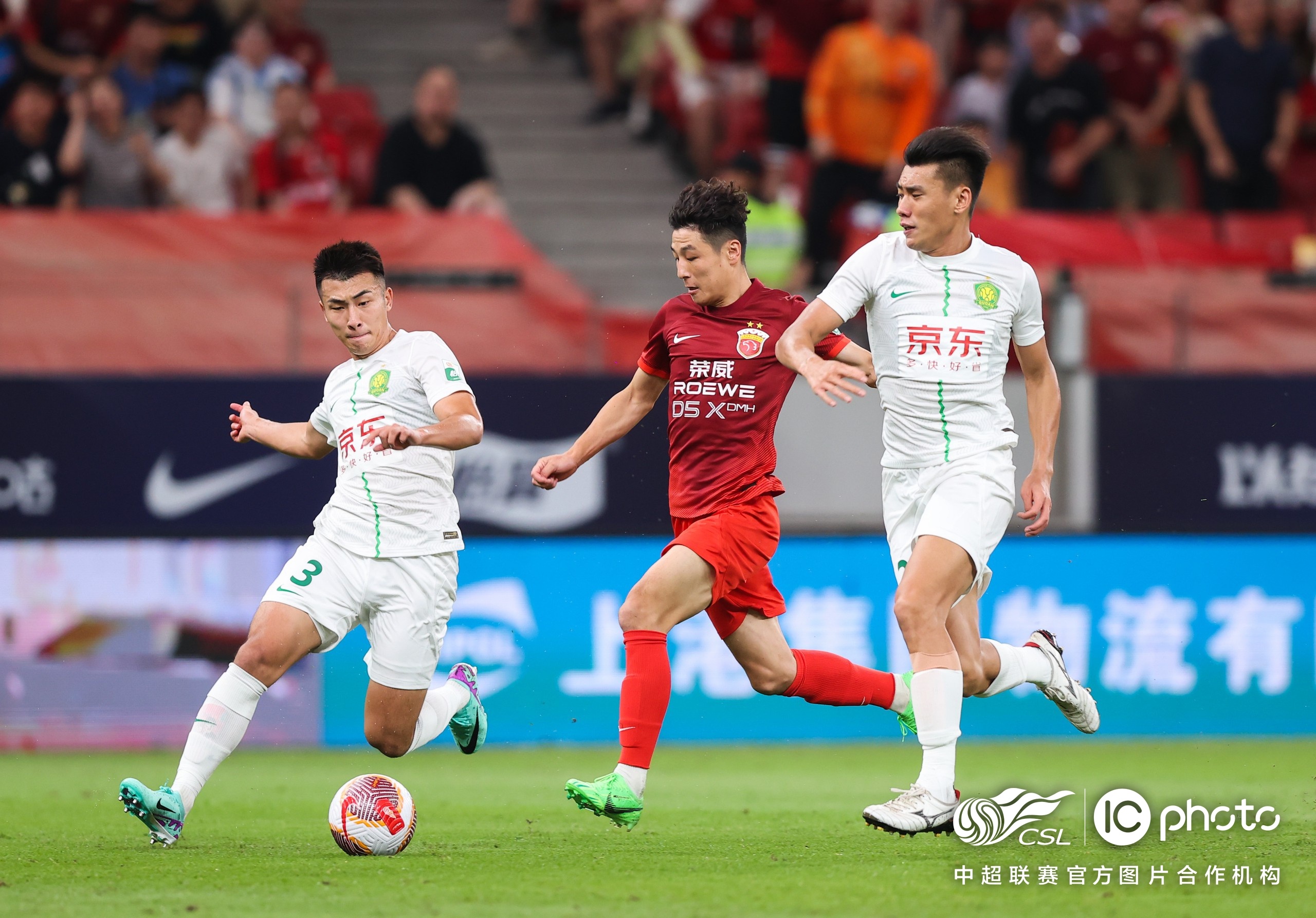 包含上港豪取大胜，中超卫冕之路再添新动力的词条