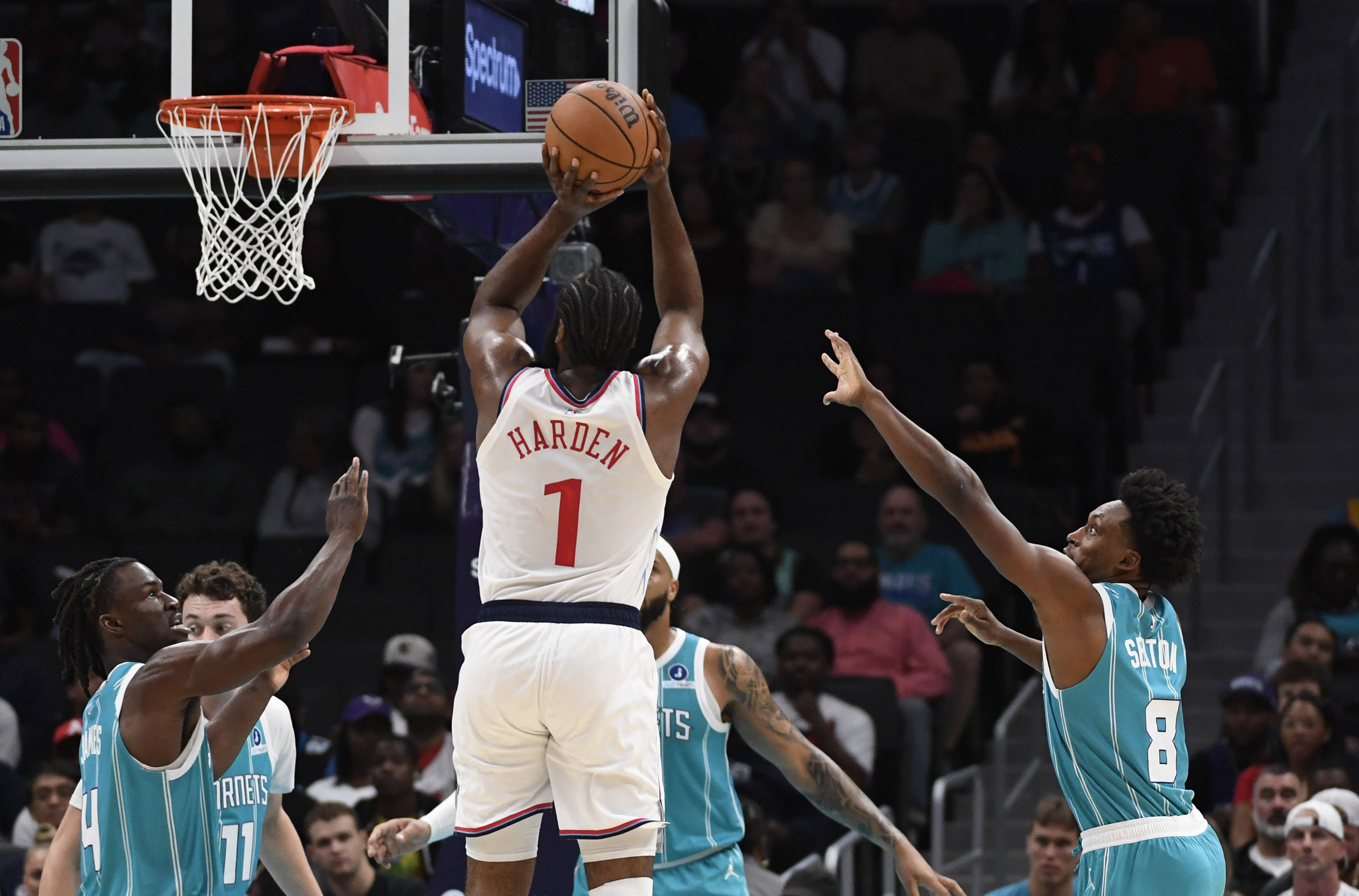 爵士鏖战上海队，哈登高光表现