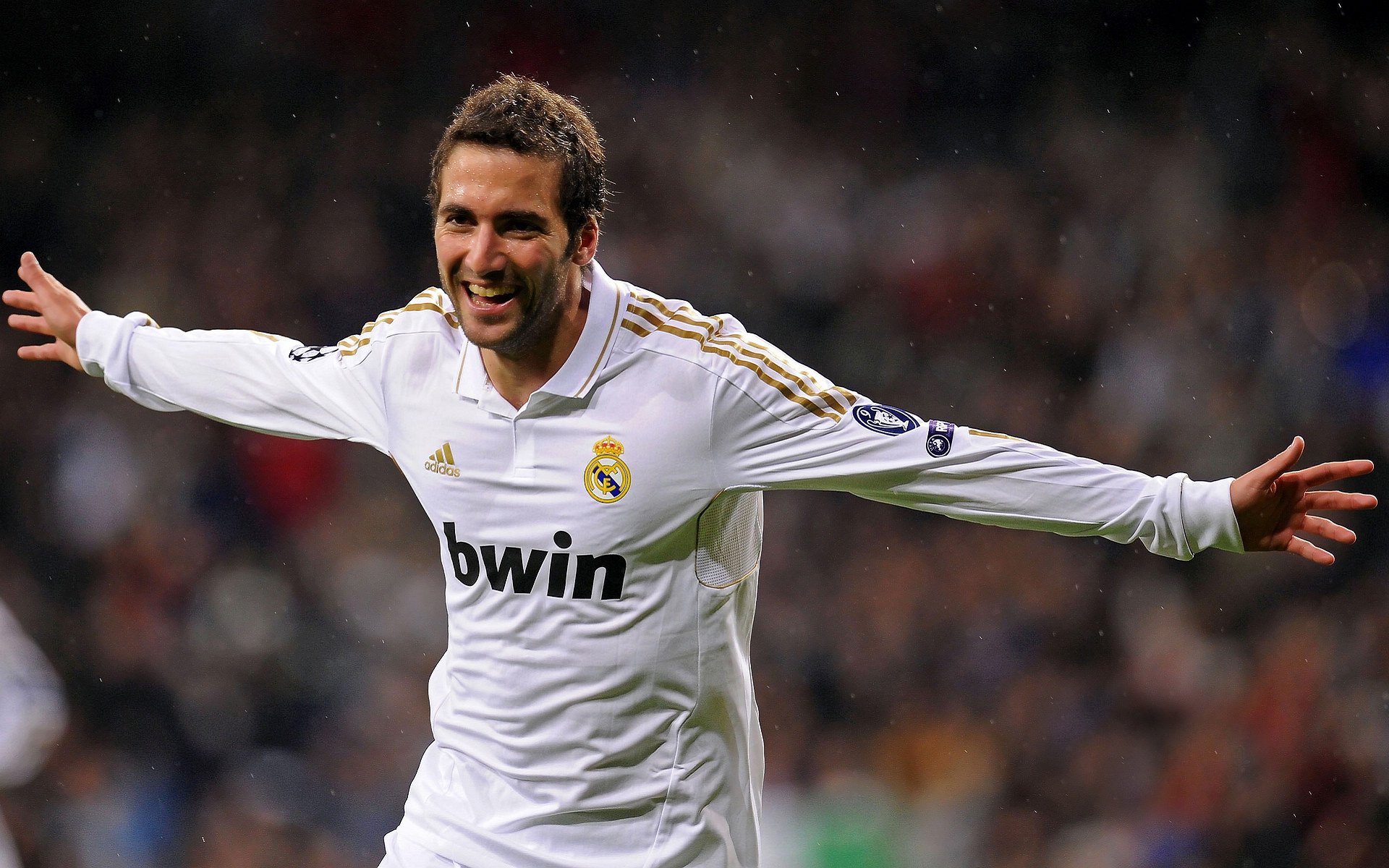 南美狂飙遭遇地中海铁壁，伊布进攻端无人可挡，巴拉圭与马赛的战术博弈