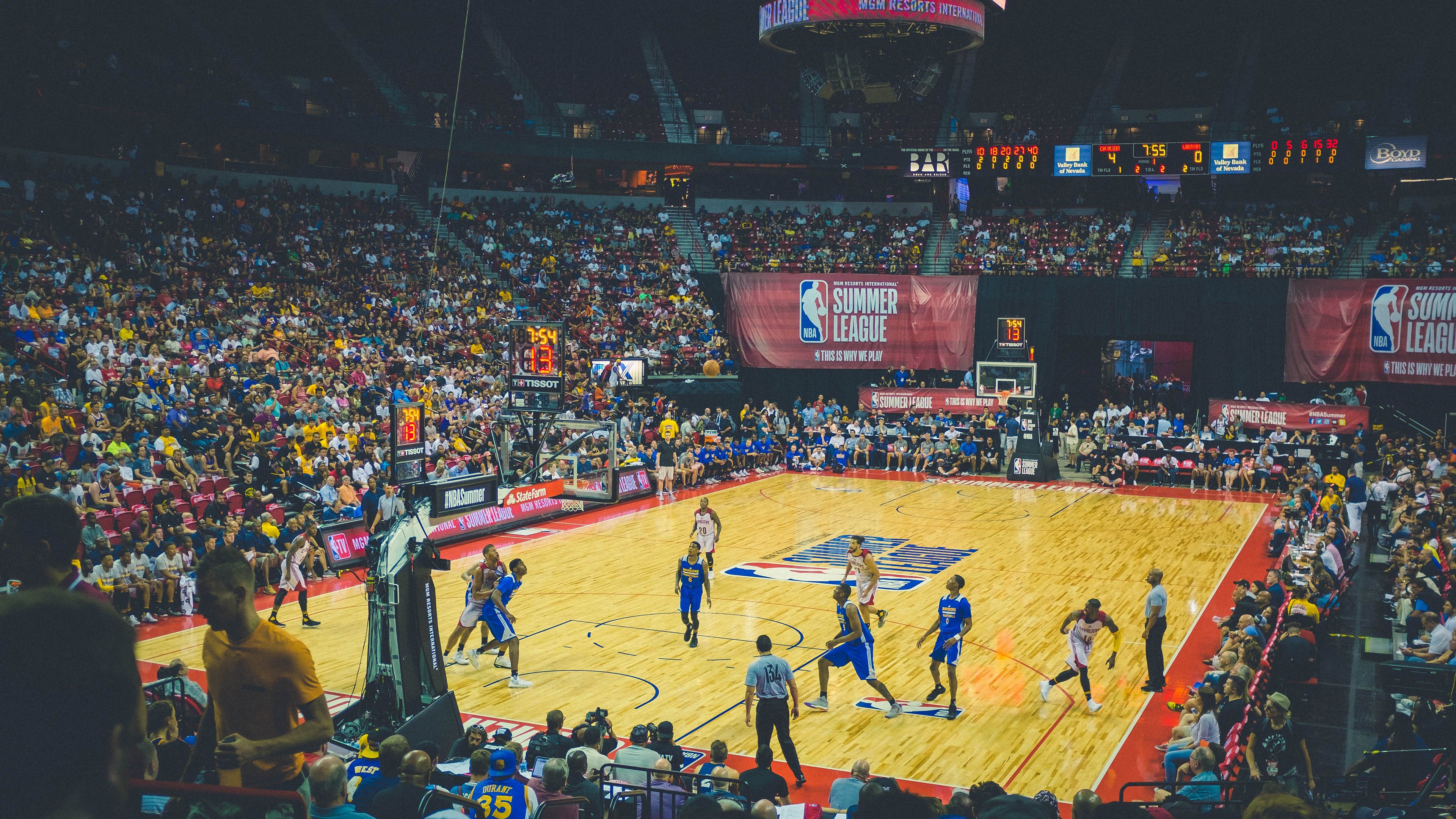 跨界幻境,当秘鲁防线锁死乌克兰,奥斯梅恩在NBA总决赛接管比赛