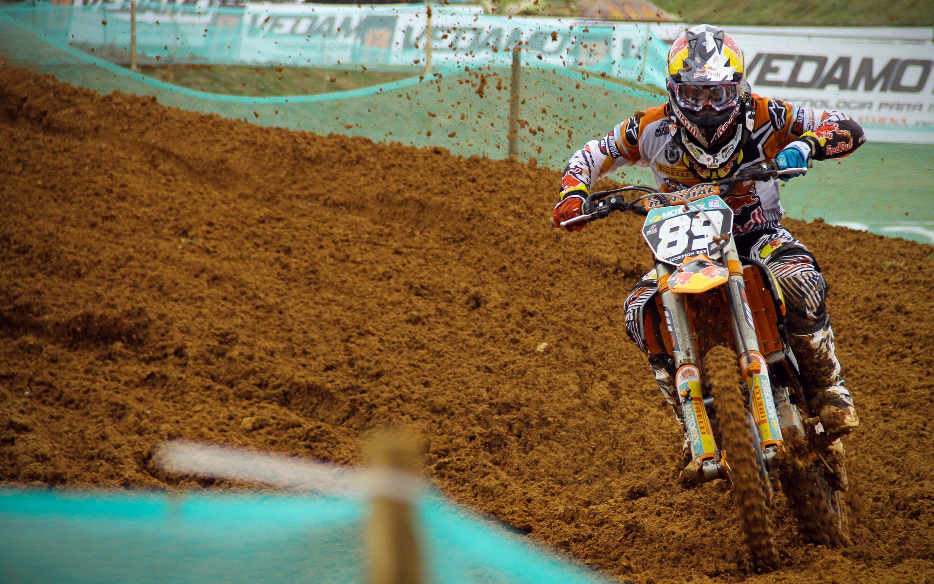 赛道上的双重奇迹,拉塞尔统治全场,阿斯顿马丁绝杀红牛